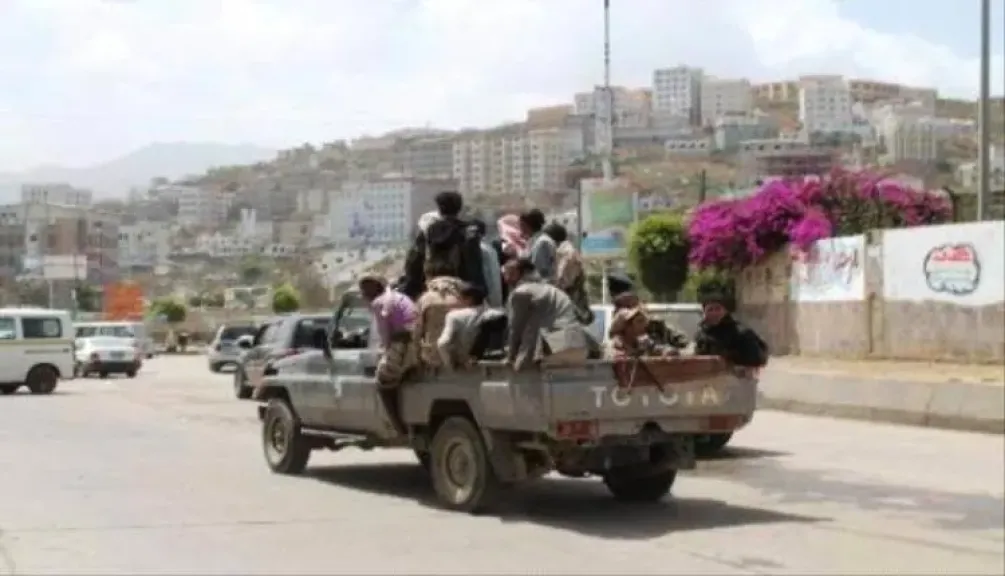 مليشيا الحوثي تُصعّد من ملاحقتها للنازحين من الحديدة: منع بيع الأسماك في إب يُفاقم أزمتهم الإنسانية ويكشف ...
